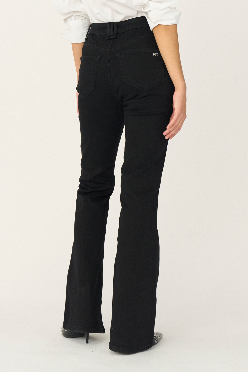 IVY-Tara Flare Jeans i Cool Excellent Black med høj talje og flare-ben.