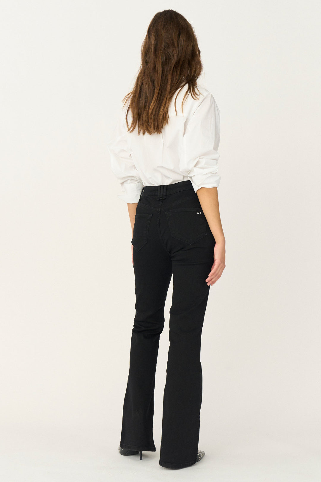 IVY-Tara Flare Jeans i Cool Excellent Black med høj talje og flare-ben.