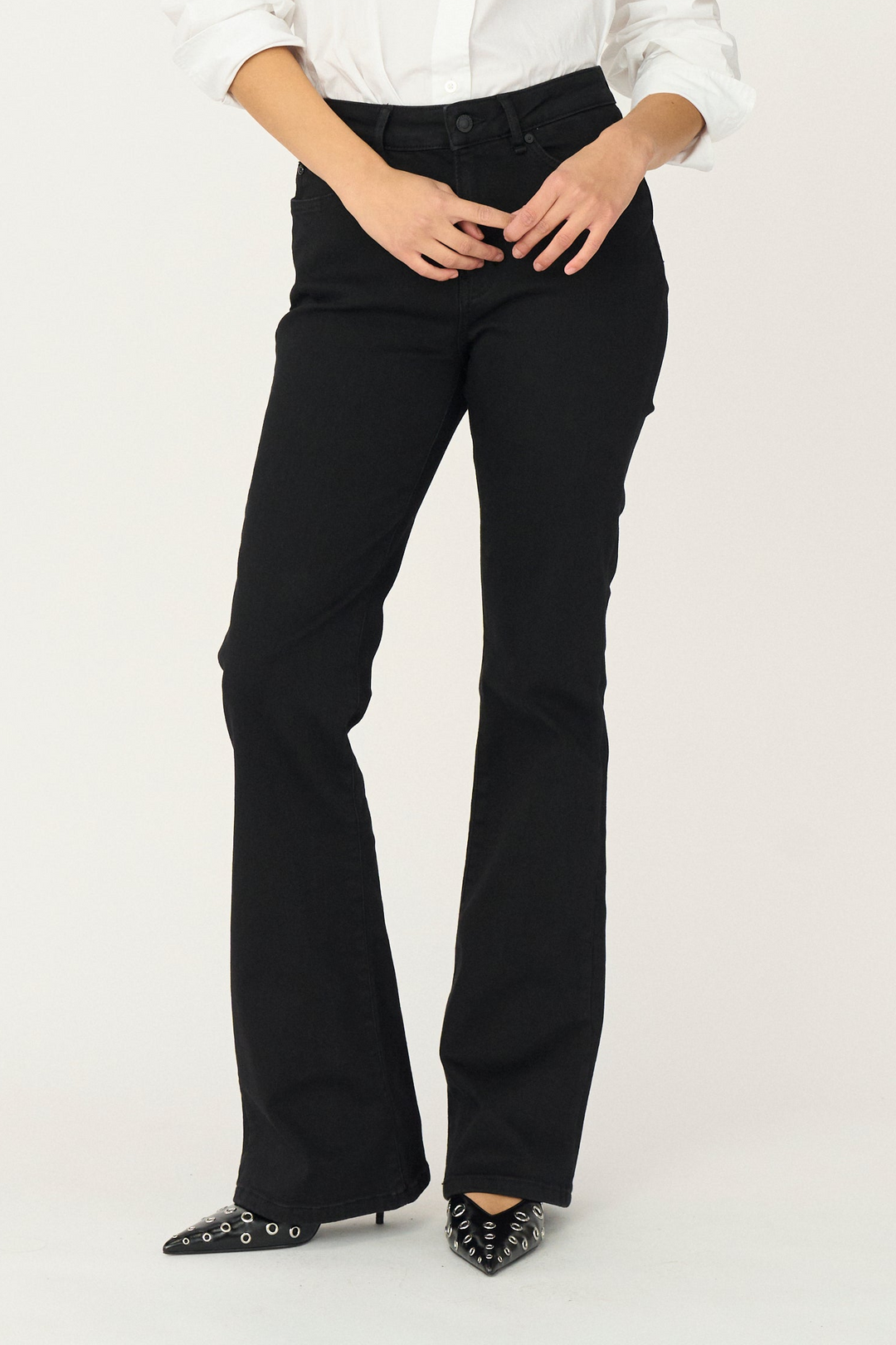 IVY-Tara Flare Jeans i Cool Excellent Black med høj talje og flare-ben.