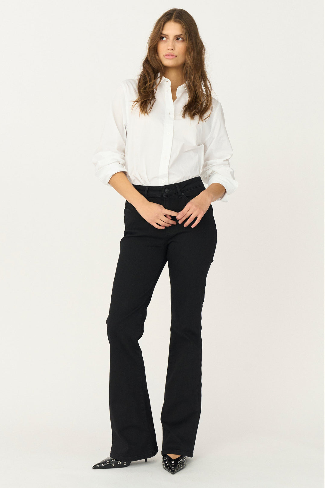 IVY-Tara Flare Jeans i Cool Excellent Black med høj talje og flare-ben.