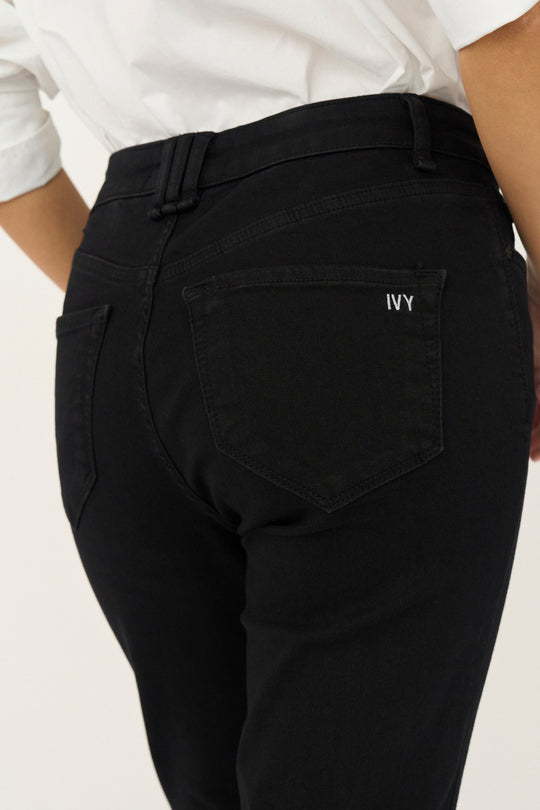 IVY-Tara Flare Jeans i Cool Excellent Black med høj talje og flare-ben.