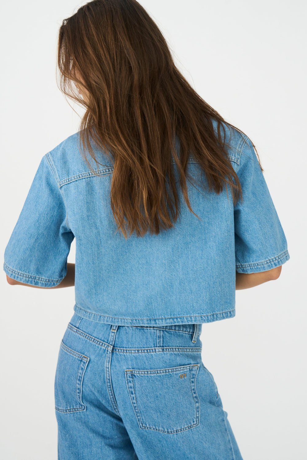 Oversized denimskjorte fra Ivy Copenhagen i mid blue. Boxy pasform, metalknapper, brystlomme og drop skuldre. Se mere på Cassandra.dk