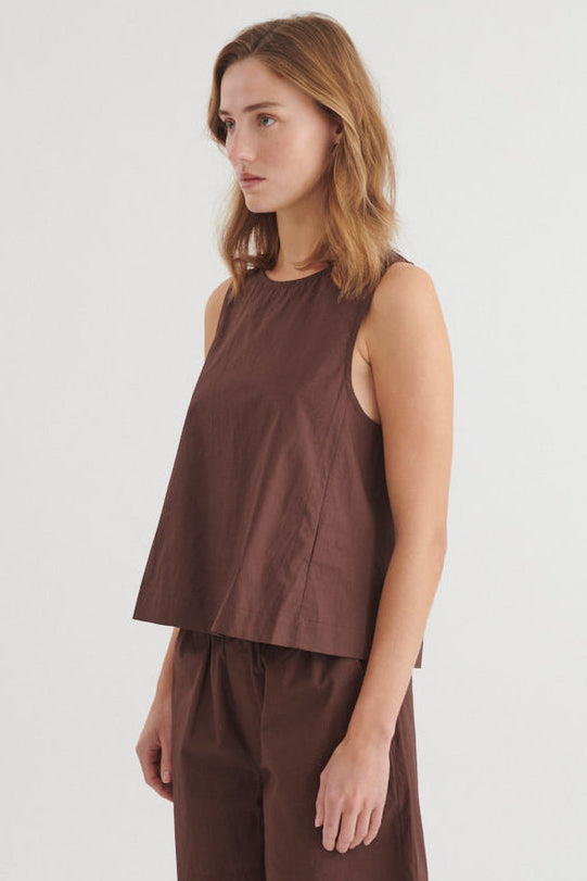 Basic Apparel Ida Top – let top med rund hals og knaplukning på ryggen.