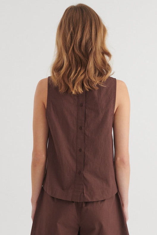 Basic Apparel Ida Top – let top med rund hals og knaplukning på ryggen.