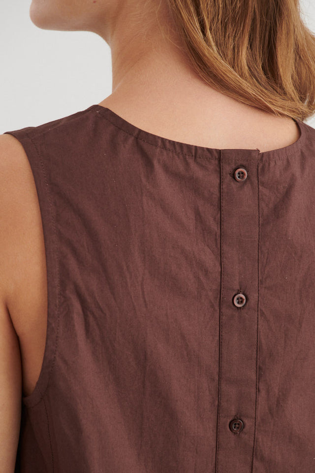 Basic Apparel Ida Top – let top med rund hals og knaplukning på ryggen.