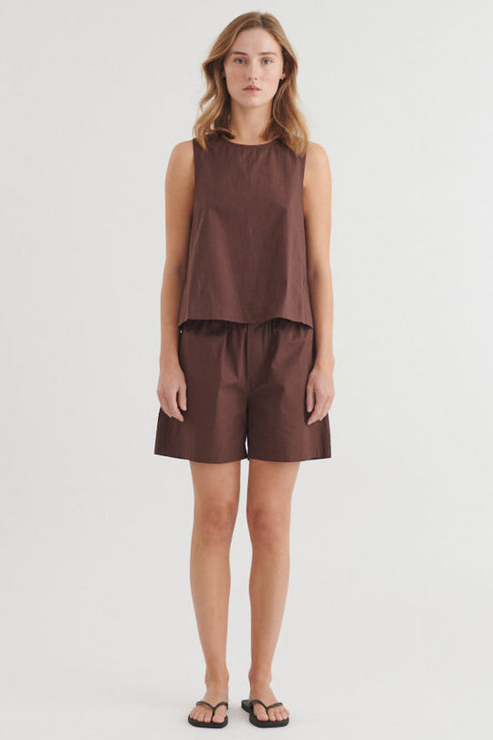 Basic Apparel Ida Top – let top med rund hals og knaplukning på ryggen.