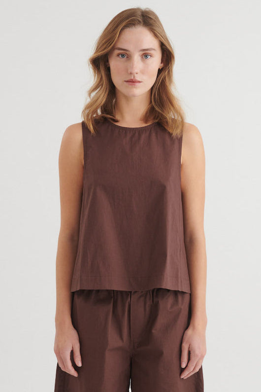 Basic Apparel Ida Top – let top med rund hals og knaplukning på ryggen.