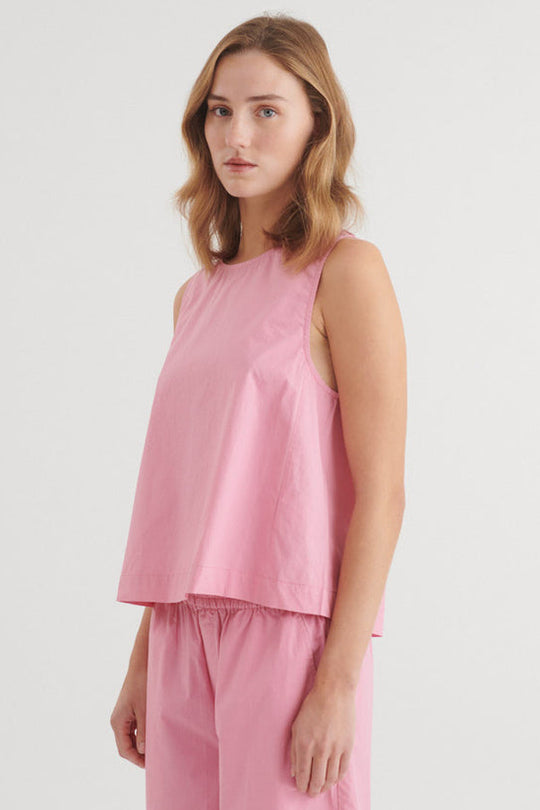 Basic Apparel Ida Top – let top med rund hals og knaplukning på ryggen.