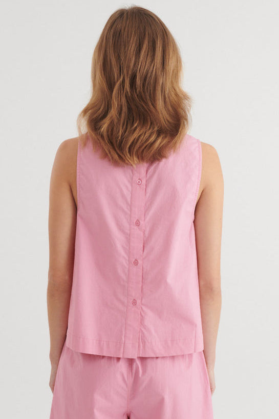 Basic Apparel Ida Top – let top med rund hals og knaplukning på ryggen.
