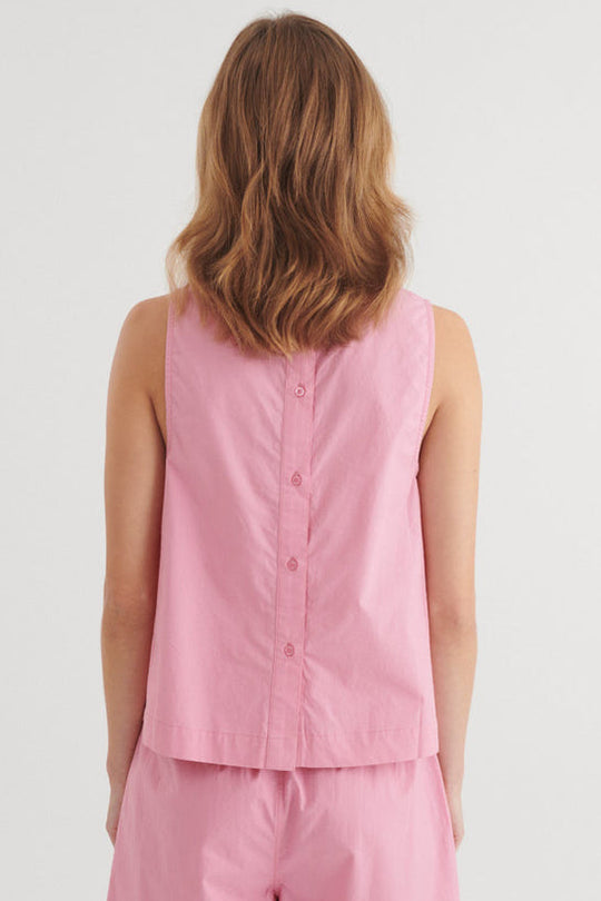 Basic Apparel Ida Top – let top med rund hals og knaplukning på ryggen.