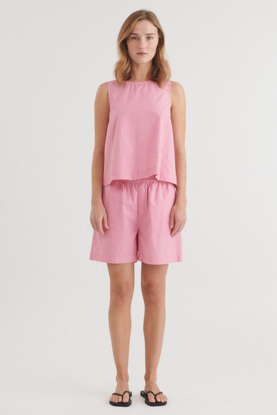 Basic Apparel Ida Top – let top med rund hals og knaplukning på ryggen.