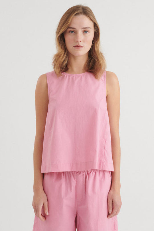 Basic Apparel Ida Top – let top med rund hals og knaplukning på ryggen.