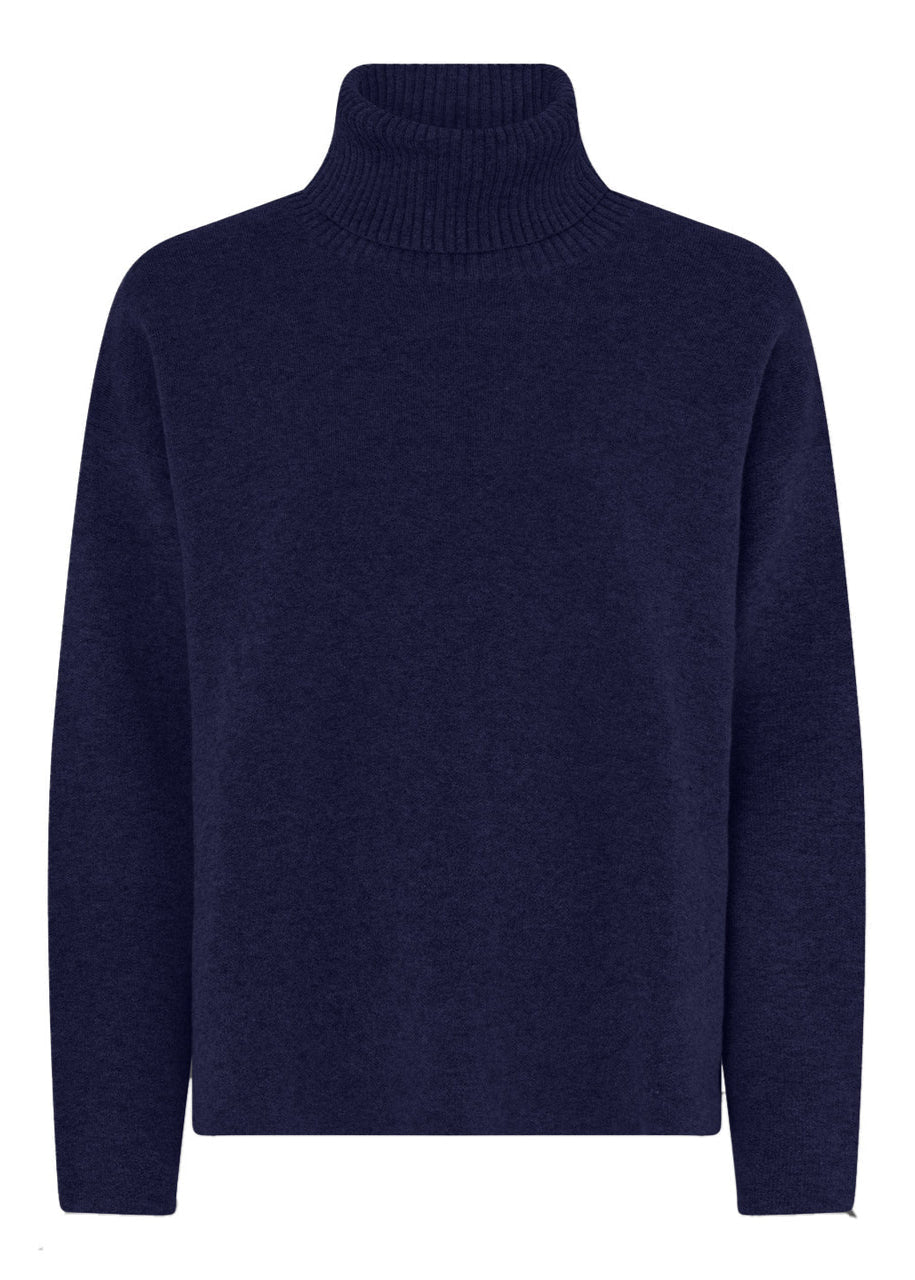 La Rouge Isabella Knit Navy – oversize striktrøje med høj hals og voluminøse ærmer i blødt viskose-/nylon-/polyestermiks.
