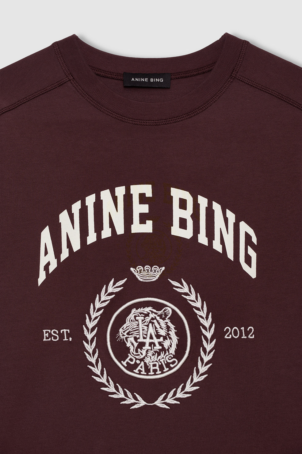 Anine Bing Jaylin Tee Collegiate i fig med broderet collegiate-logo.