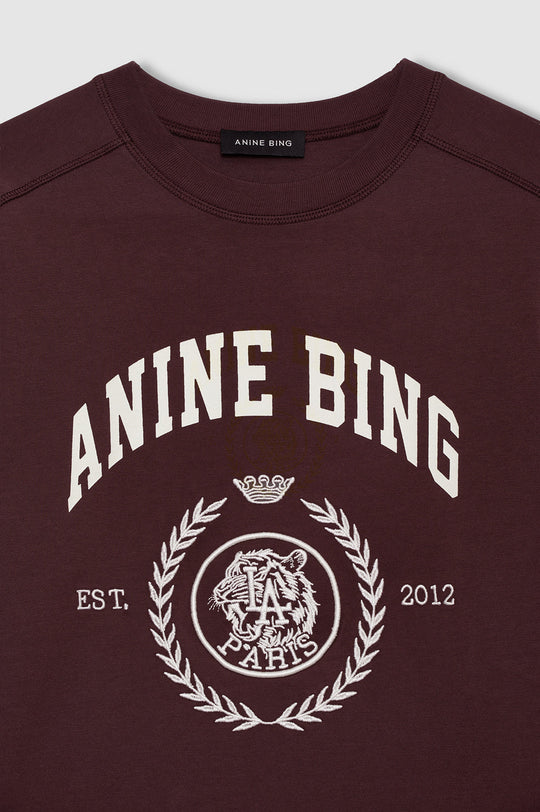 Anine Bing Jaylin Tee Collegiate i fig med broderet collegiate-logo.