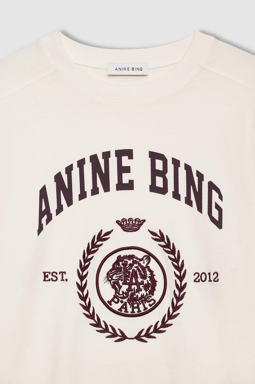 Anine Bing Jaylin Tee Collegiate i cream med broderet collegiate-logo.