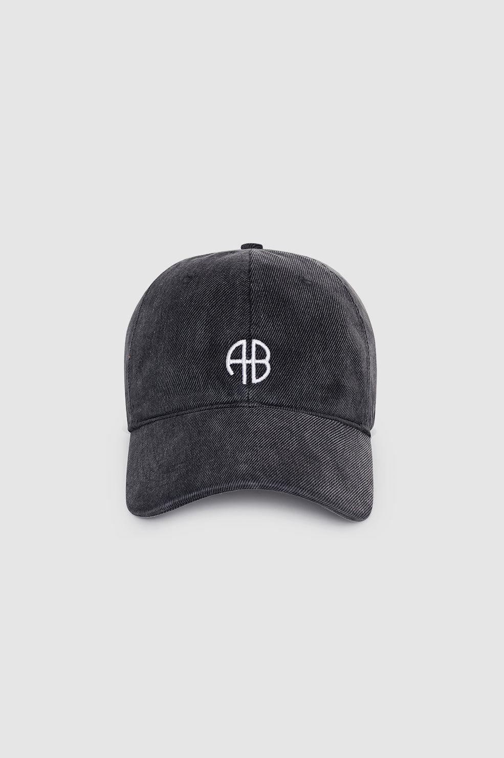 Anine Bing Jeremy Baseball Cap i Washed Smoke Grey – bomuldstwill kasket med kontrastbroderet ANINE BING-logo og justerbar rem.

