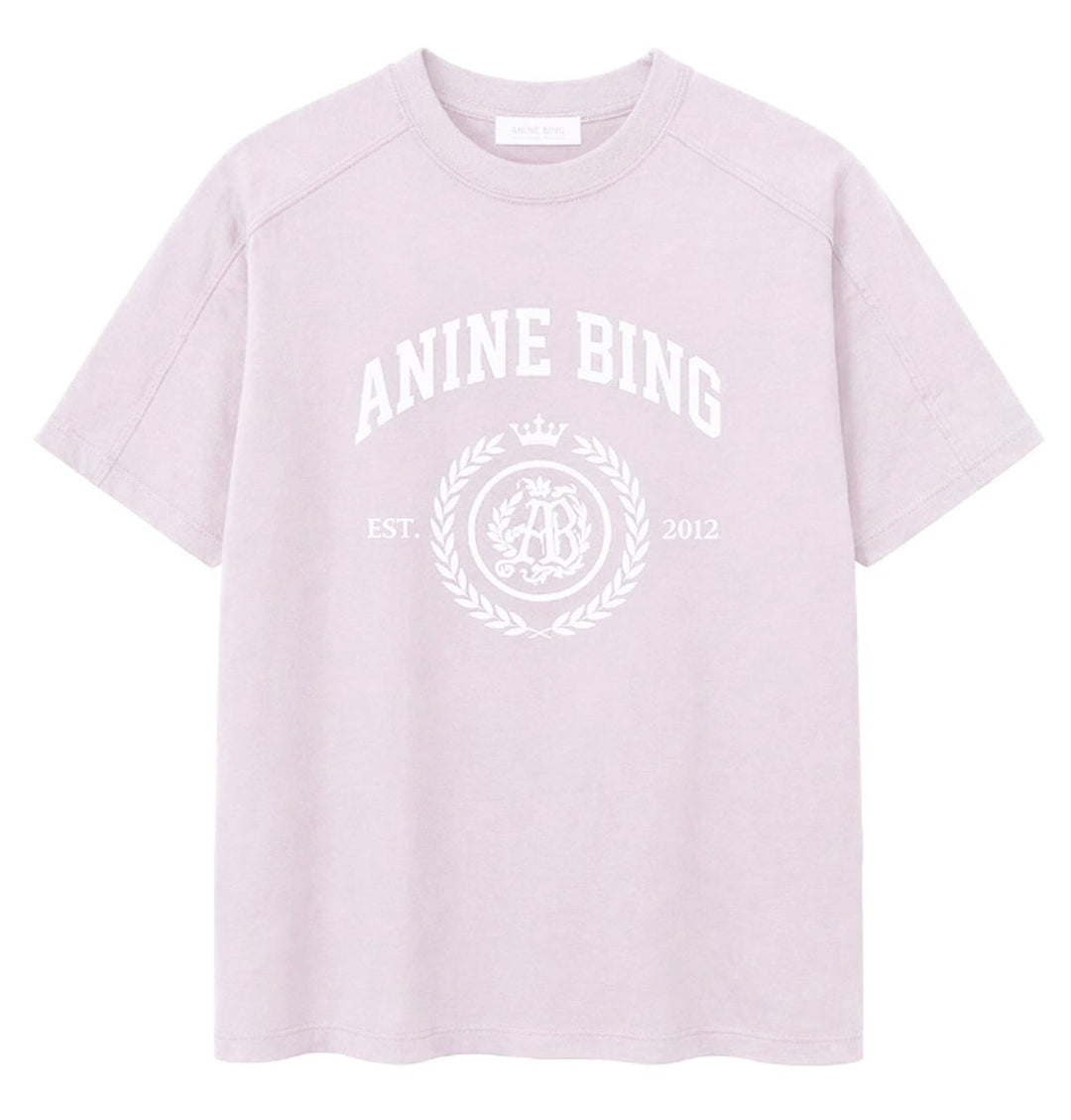 Anine Bing Jaylin Tee Collegiate i powder pink – struktureret t-shirt i kraftig bomuldsjersey med raglanærmer og collegiate ANINE BING-logo.
