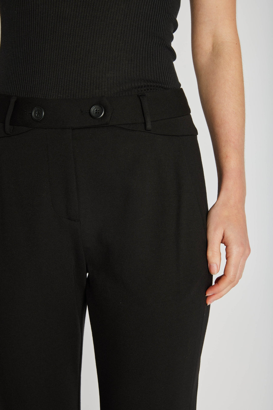 New Feast Pants fra PBO – klassiske bukser med vide ben, praktiske sidelommer og bæltestropper. 