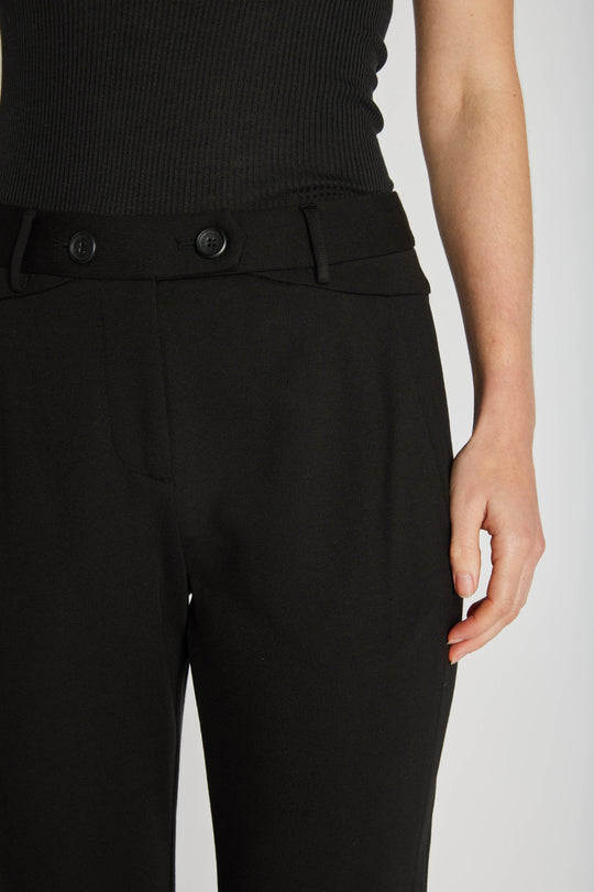 New Feast Pants fra PBO – klassiske bukser med vide ben, praktiske sidelommer og bæltestropper. 