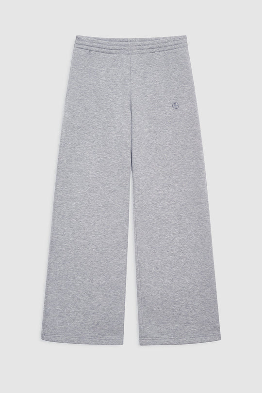 Anine Bing Kacey Sweatpant Monogram – Medium Heather Grey. Wide-leg joggingbukser i French terry bomuld med elastisk talje, skjult snøre, sidelommer og tonalt monogram.
