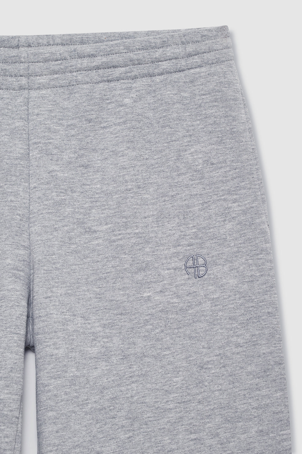 Anine Bing Kacey Sweatpant Monogram – Medium Heather Grey. Wide-leg joggingbukser i French terry bomuld med elastisk talje, skjult snøre, sidelommer og tonalt monogram.
