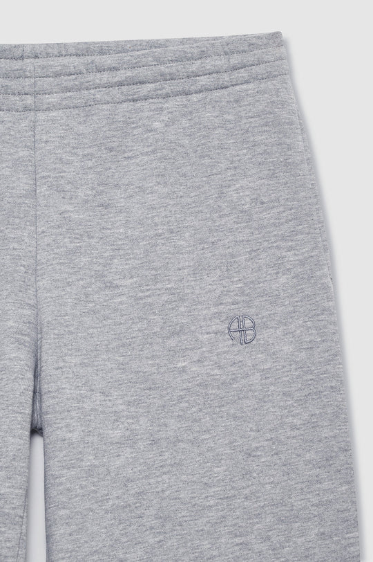 Anine Bing Kacey Sweatpant Monogram – Medium Heather Grey. Wide-leg joggingbukser i French terry bomuld med elastisk talje, skjult snøre, sidelommer og tonalt monogram.
