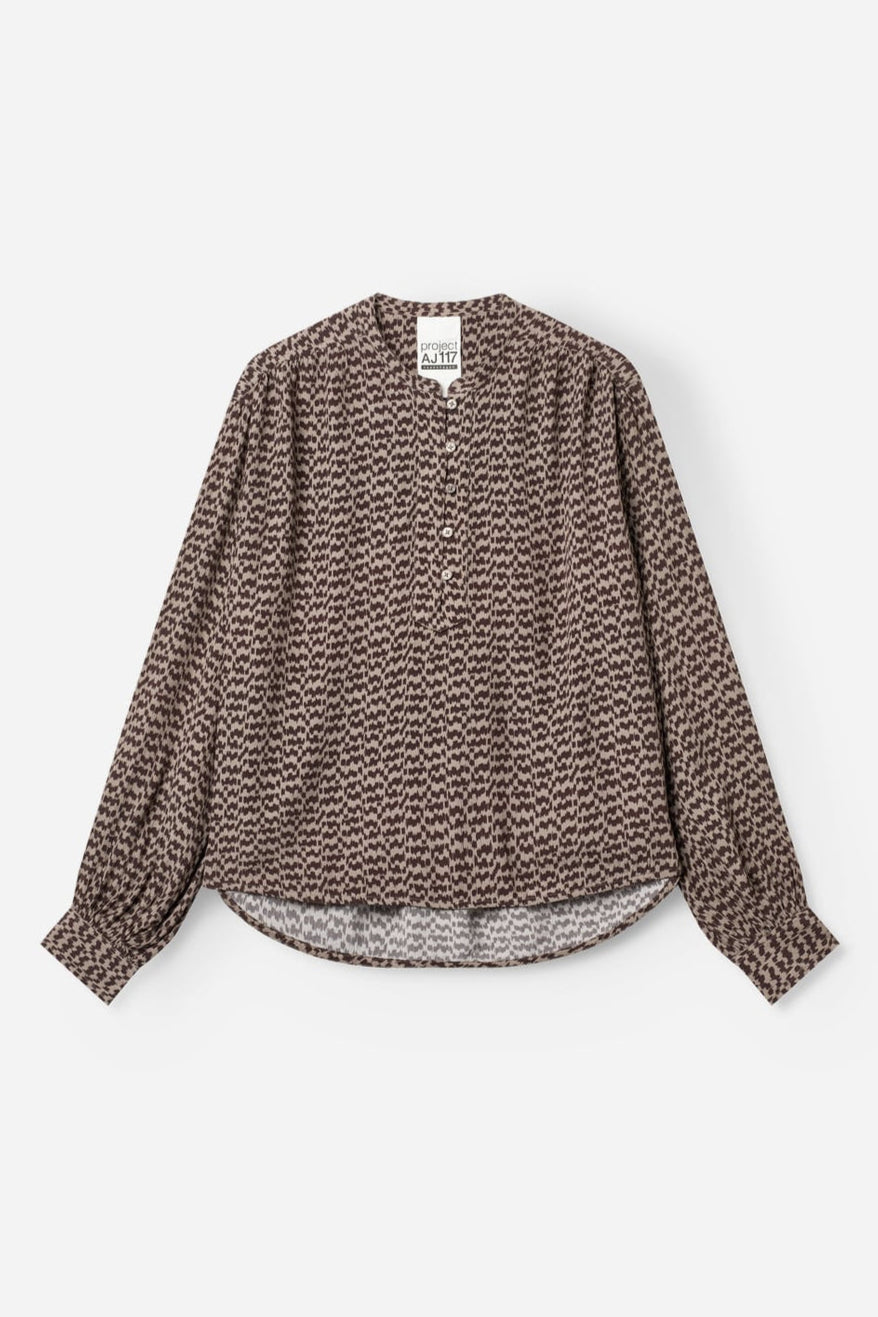 Project AJ117 Katlyn Shirt i Coffee – elegant skjorte med rund hals, manchetter med knapper og bagkant lidt længere, fremstillet i 100% Ecovero™ viscose.

