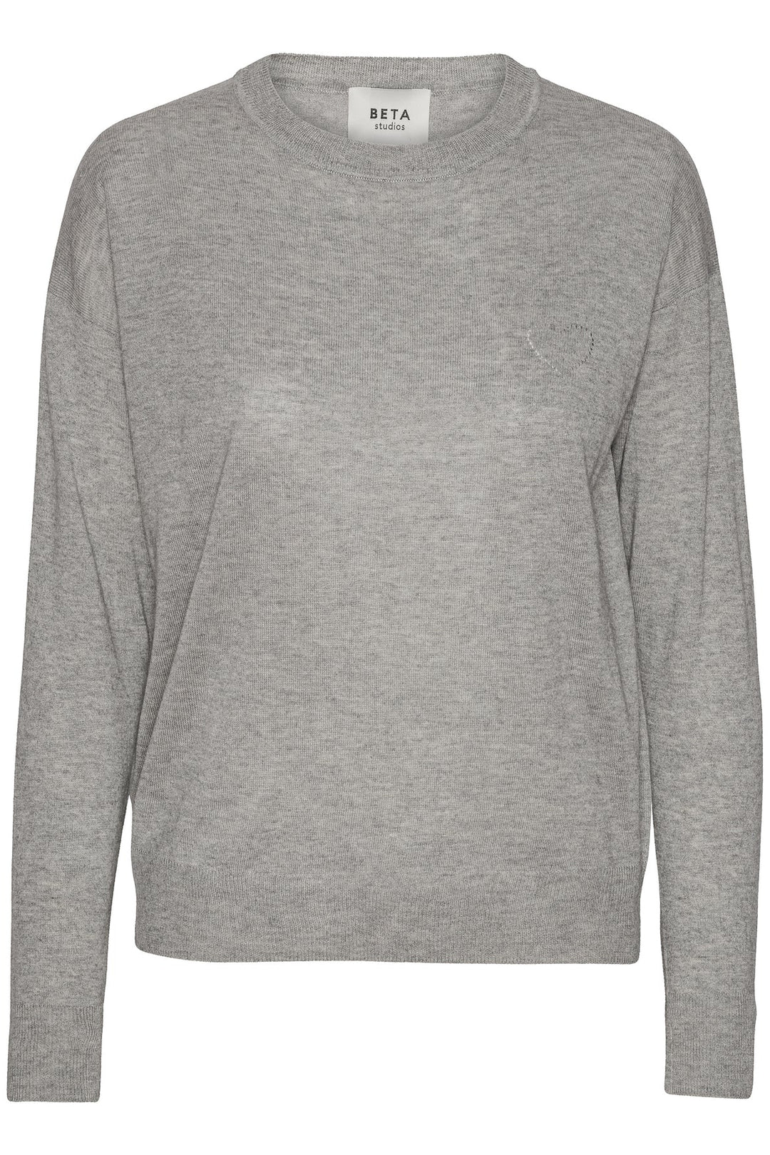 Beta Studios Kamille Heart O-Neck – luksuriøs strik i silke og cashmere med romantisk hjerte-detalje. Blød, holdbar og OEKO-TEX certificeret.