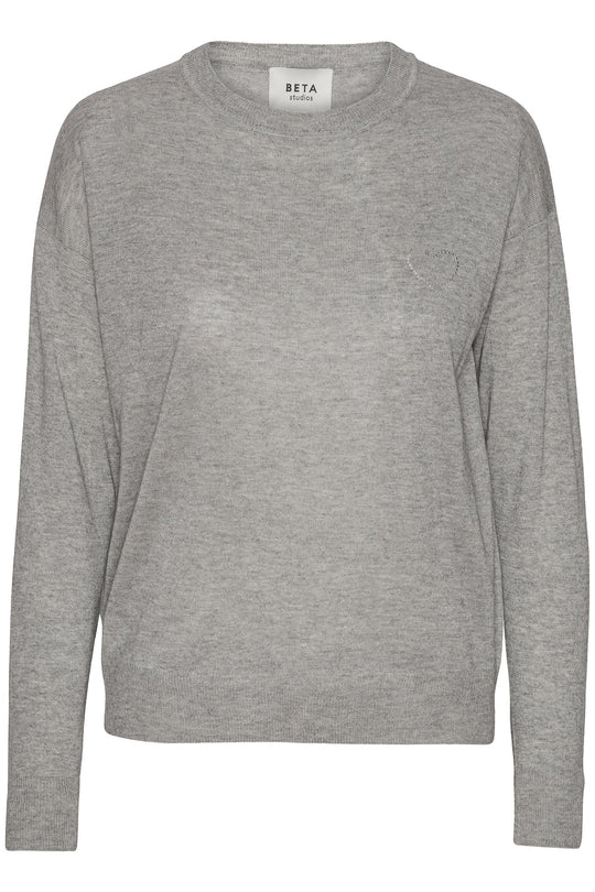 Beta Studios Kamille Heart O-Neck – luksuriøs strik i silke og cashmere med romantisk hjerte-detalje. Blød, holdbar og OEKO-TEX certificeret.