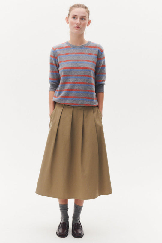 Beta Studios Kornelia Skirt i army khaki – midi A-formet nederdel med læg og lynlås bagpå.