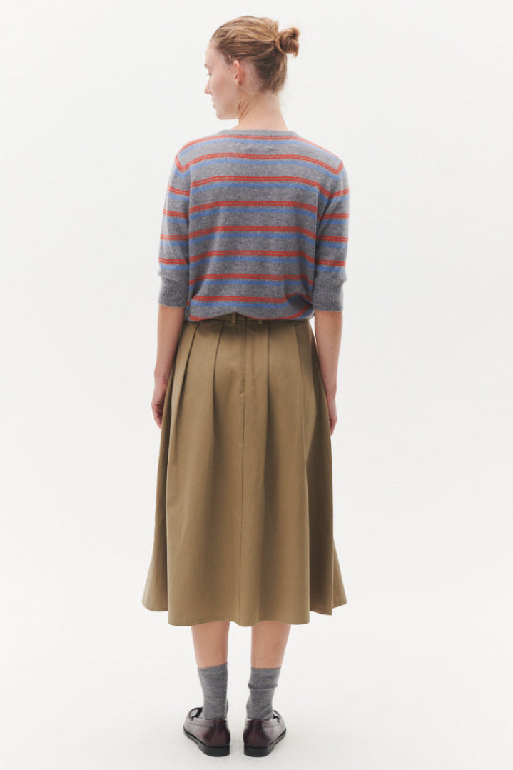 Beta Studios Kornelia Skirt i army khaki – midi A-formet nederdel med læg og lynlås bagpå.