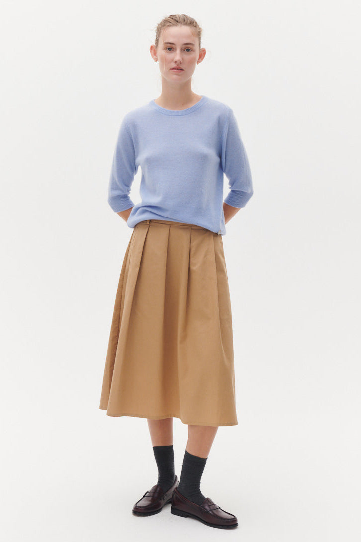 Beta Studios Kornelia Skirt i safari – midi A-formet nederdel med læg og lynlås bagpå.