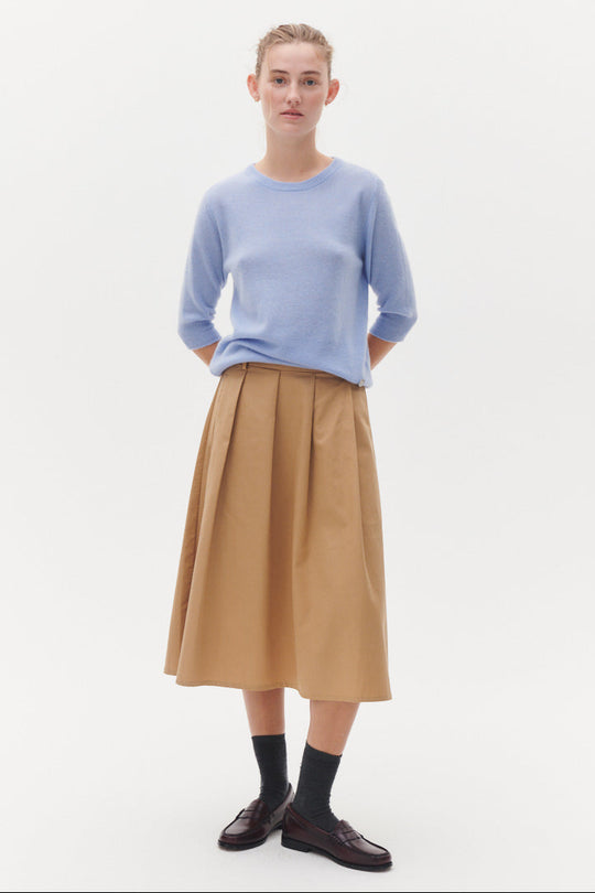 Beta Studios Kornelia Skirt i safari – midi A-formet nederdel med læg og lynlås bagpå.