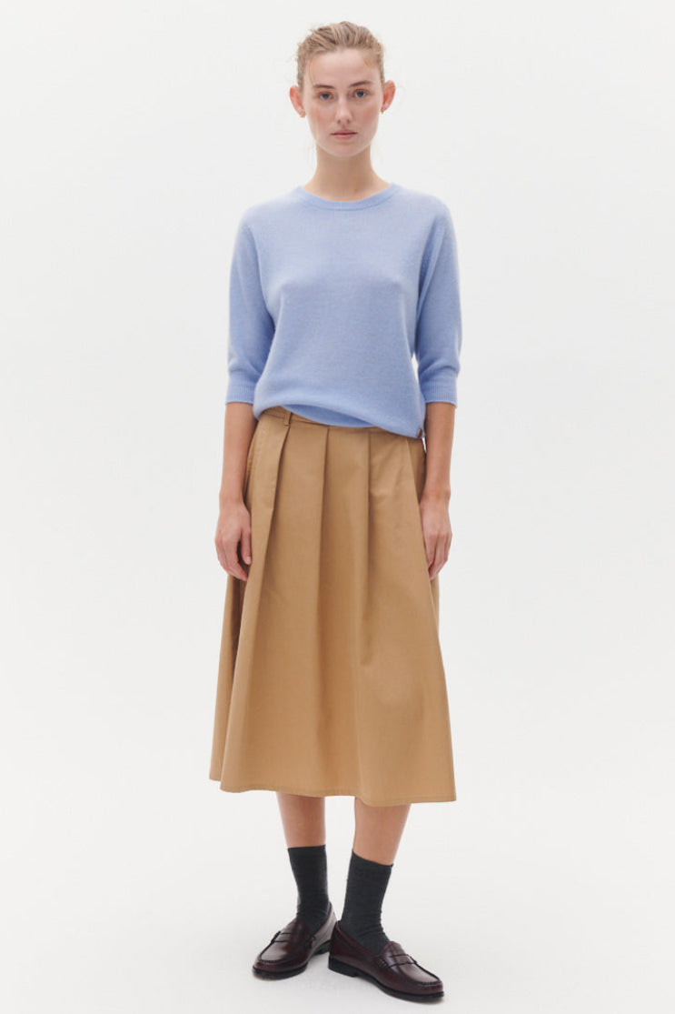 Beta Studios Kornelia Skirt i safari – midi A-formet nederdel med læg og lynlås bagpå.