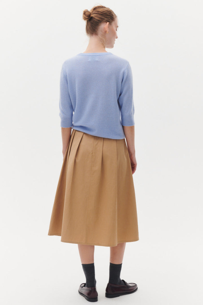 Beta Studios Kornelia Skirt i safari – midi A-formet nederdel med læg og lynlås bagpå.