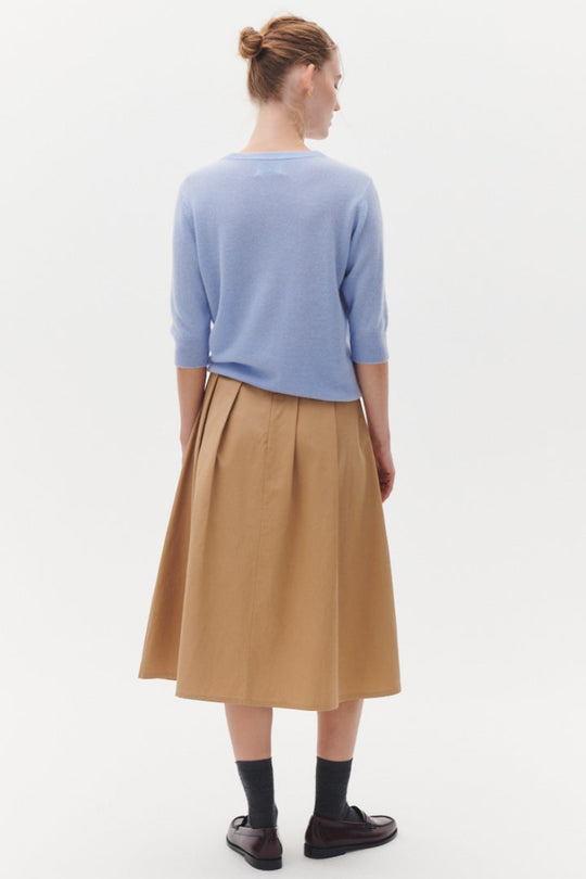 Beta Studios Kornelia Skirt i safari – midi A-formet nederdel med læg og lynlås bagpå.