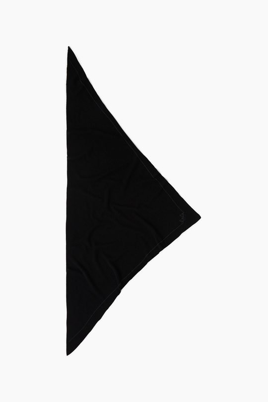 Lala Berlin Triangle Solid Logo M tørklæde i cashmere nero – trekantet tørklæde i 100% kashmir med diskret logo, blødt, varmt og elegant til både hverdag og fest