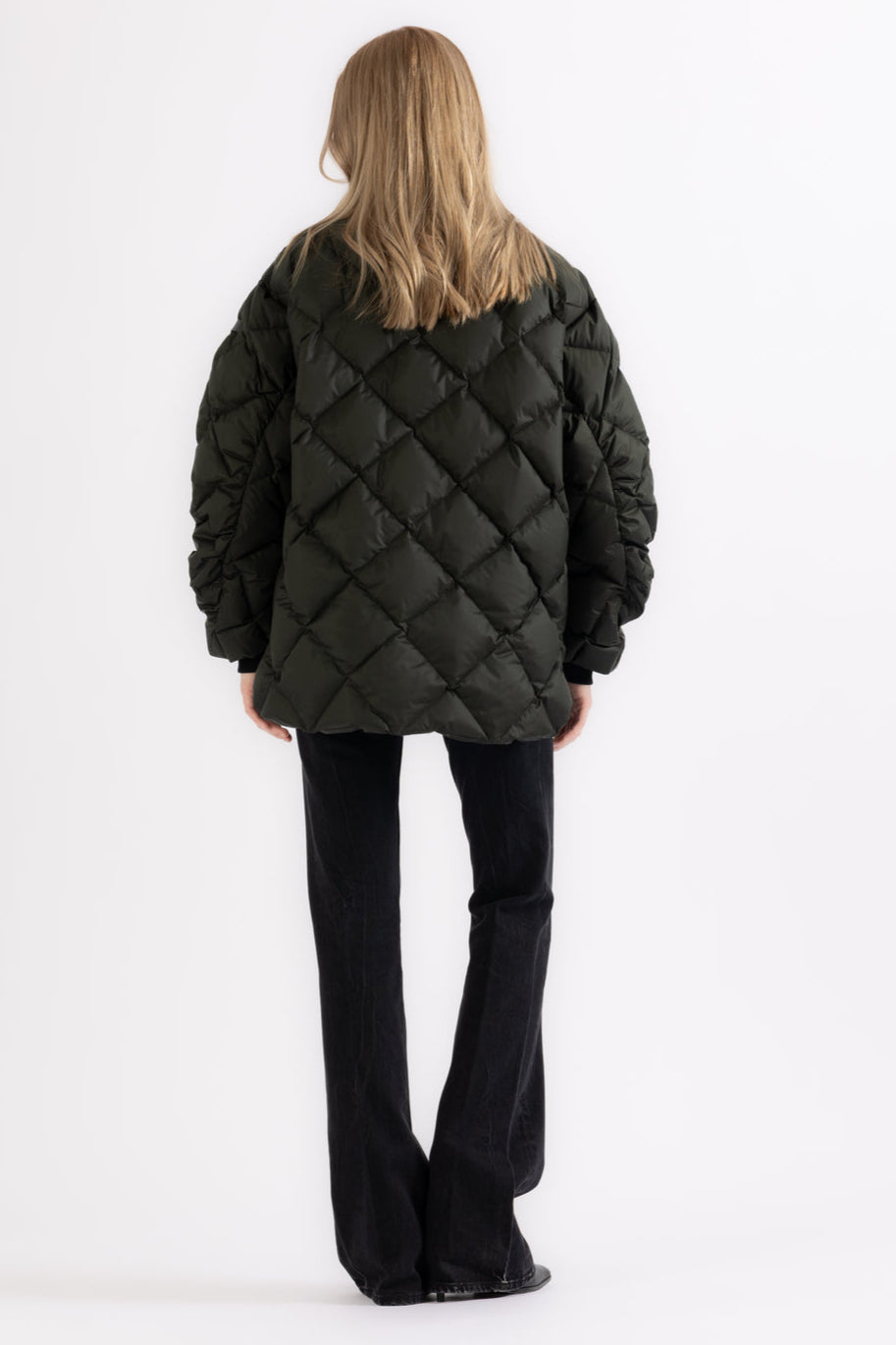 Lempelius Down Jacket Fia – sort, let quiltet dunjakke med kordfløjskrave og pleated ærmedetaljer.
