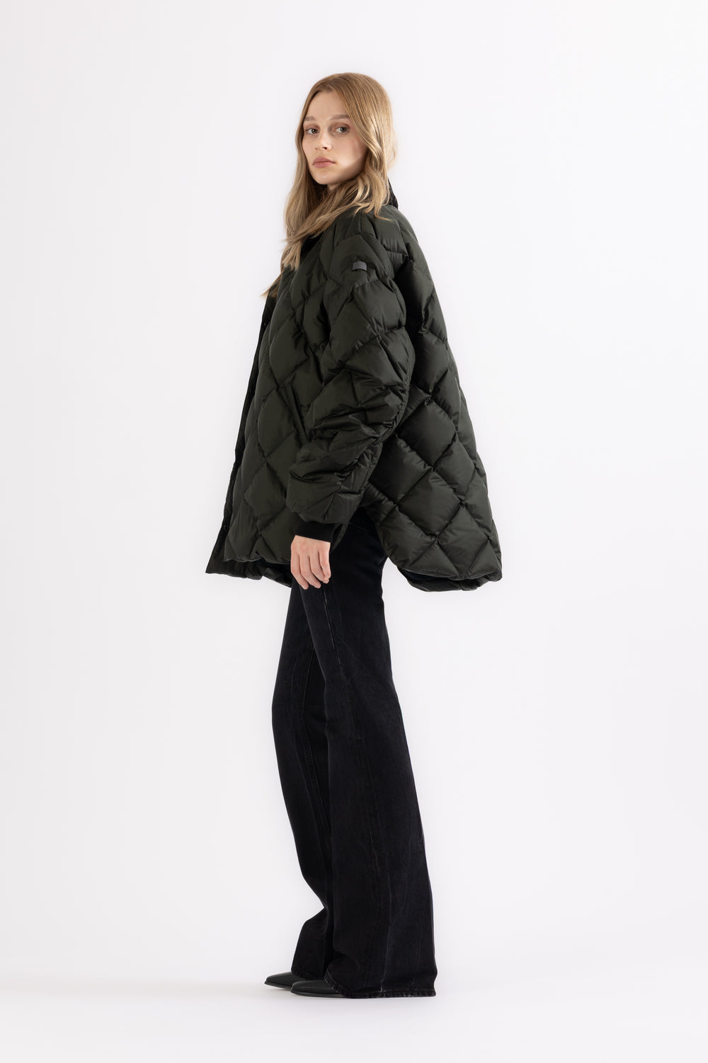 Lempelius Down Jacket Fia – sort, let quiltet dunjakke med kordfløjskrave og pleated ærmedetaljer.
