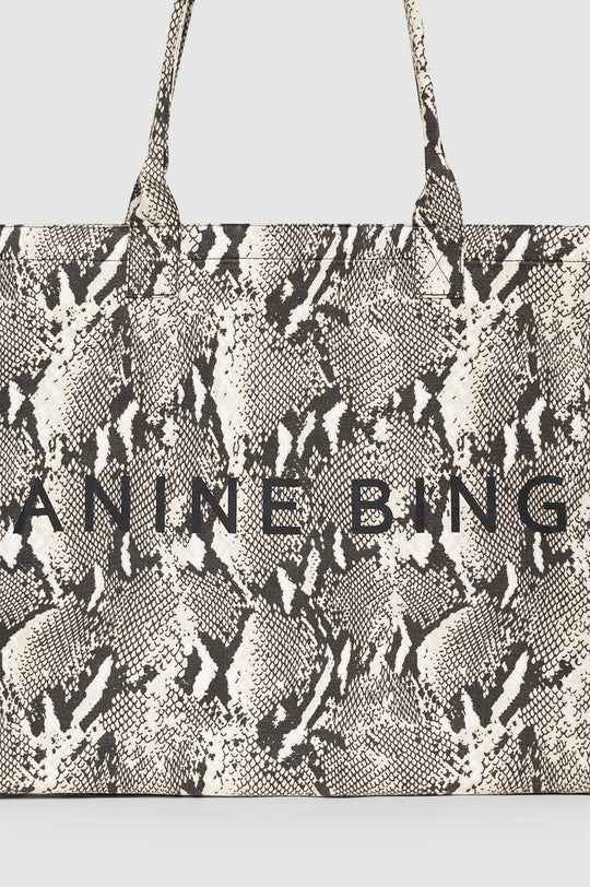 Anine Bing Leo Canvas Tote i python-print – rummelig canvas-taske med sorte og hvide pythonmønster og Anine Bing screen-trykt logo.
