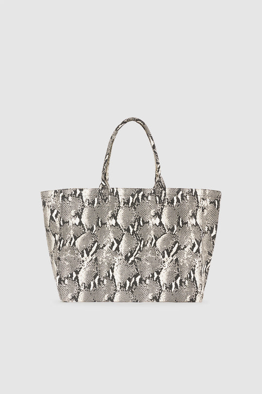 Anine Bing Leo Canvas Tote i python-print – rummelig canvas-taske med sorte og hvide pythonmønster og Anine Bing screen-trykt logo.
