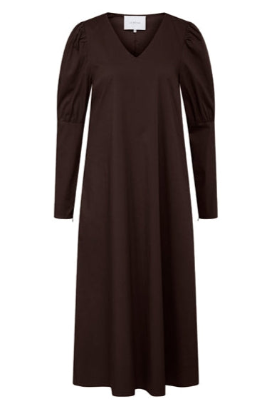 La Rouge Katinka Dress i farven dark brown – elegant, tidløs kjole med feminint snit.
