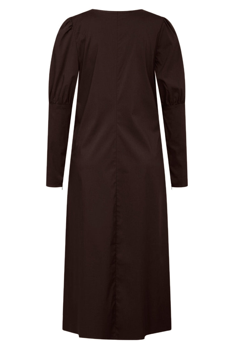 La Rouge Katinka Dress i farven dark brown – elegant, tidløs kjole med feminint snit.
