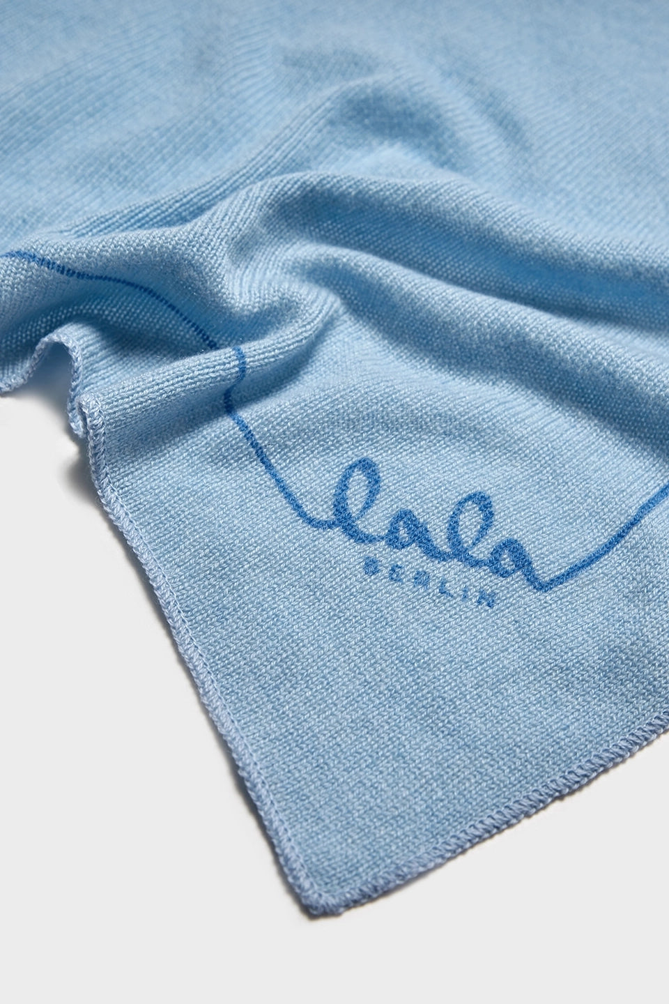 Lala Berlin Triangle Solid XS – luksuriøst tørklæde i 100% kashmir med diskret logo i farven atlantic. 