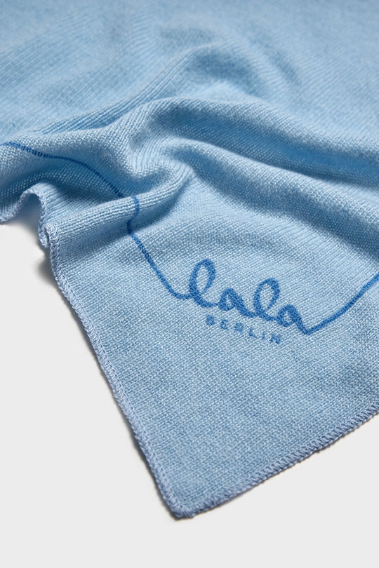 Lala Berlin Triangle Solid XS – luksuriøst tørklæde i 100% kashmir med diskret logo i farven atlantic. 