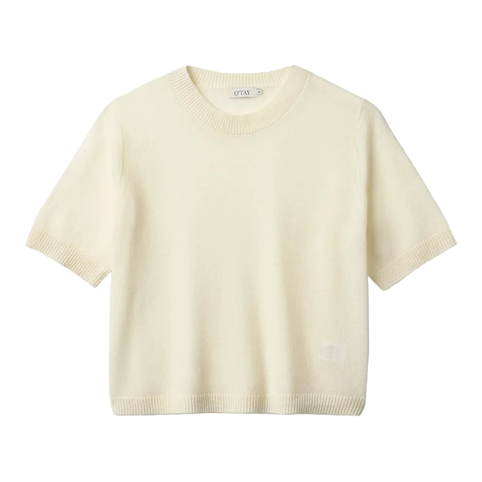 O'TAY Laura T-Shirt Sweater i off white – strikket cashmere-sweater med løstsiddende pasform og kortærmet T-shirt-design.
