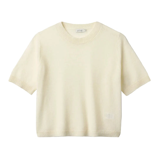 O'TAY Laura T-Shirt Sweater i off white – strikket cashmere-sweater med løstsiddende pasform og kortærmet T-shirt-design.
