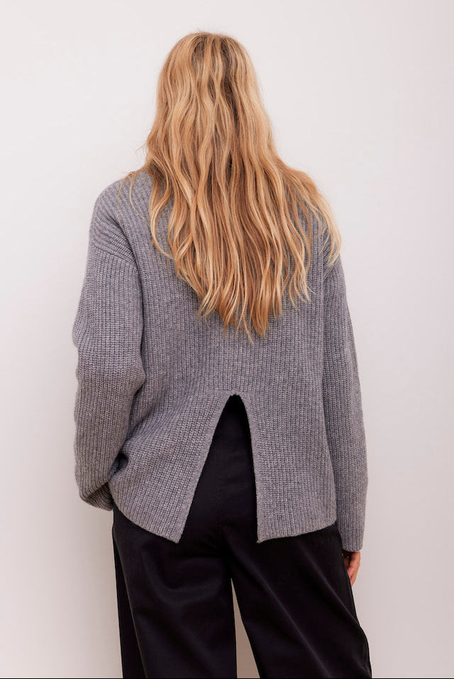 Beta Studios Anna Lady Sleeve cashmere top i farven Botanical Green, fremstillet af OEKO-TEX® certificeret garn.