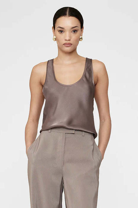 Anine Bing Lea Top i farven iron, lavet af 100% silke med en ren halsudskæring og en smigrende pasform.

